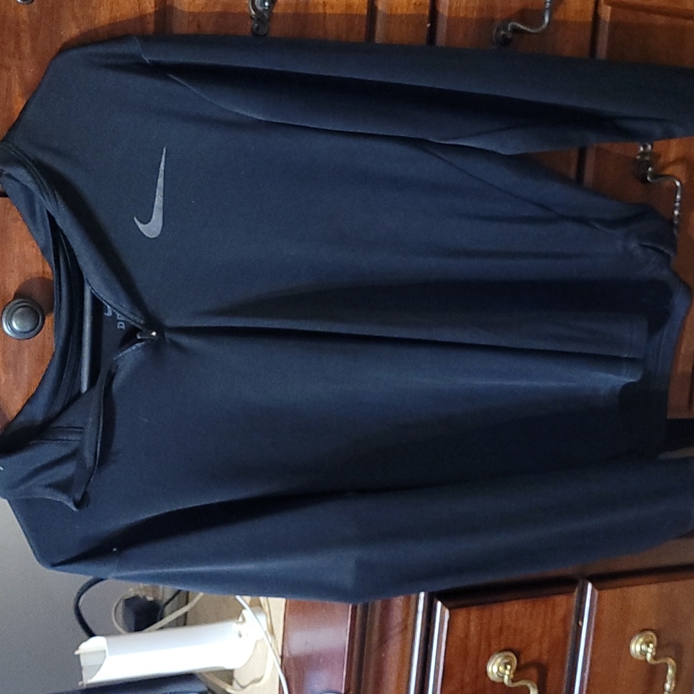 Blk nike underarmer shirt